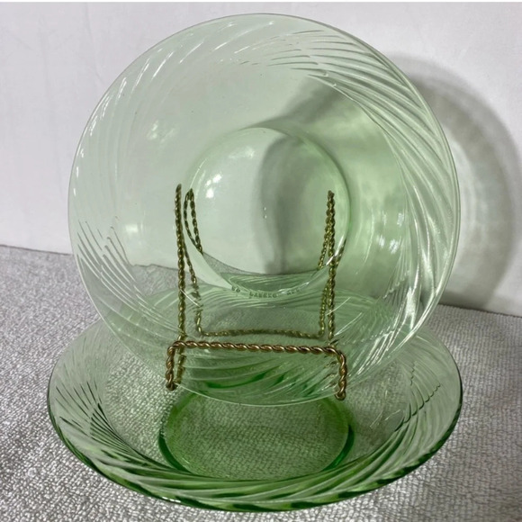 PYREX Spring Green  Festiva Swirl Shallow Bowls x2 - Picture 1 of 10